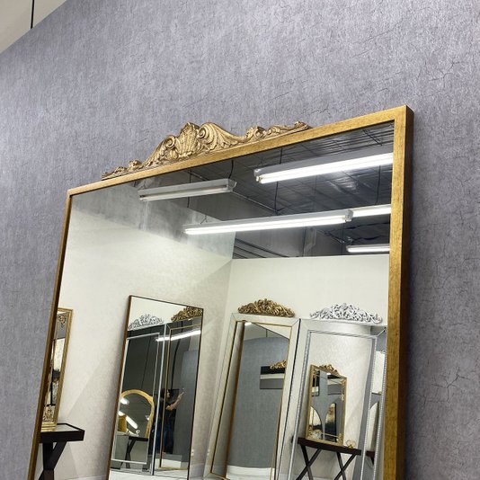 Espelho Clássico com Moldura Dourada Elegância Atemporal