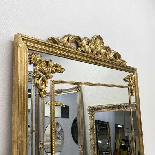 Espelho Clássico com Moldura Dourada e Detalhes Elegância Atemporal