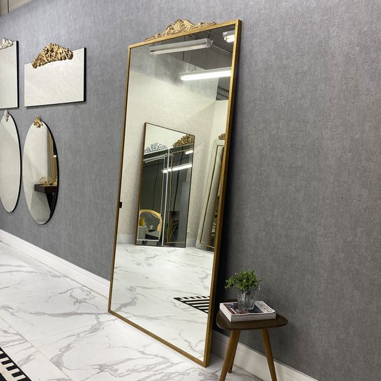 Espelho Clássico com Moldura Dourada Elegância Atemporal