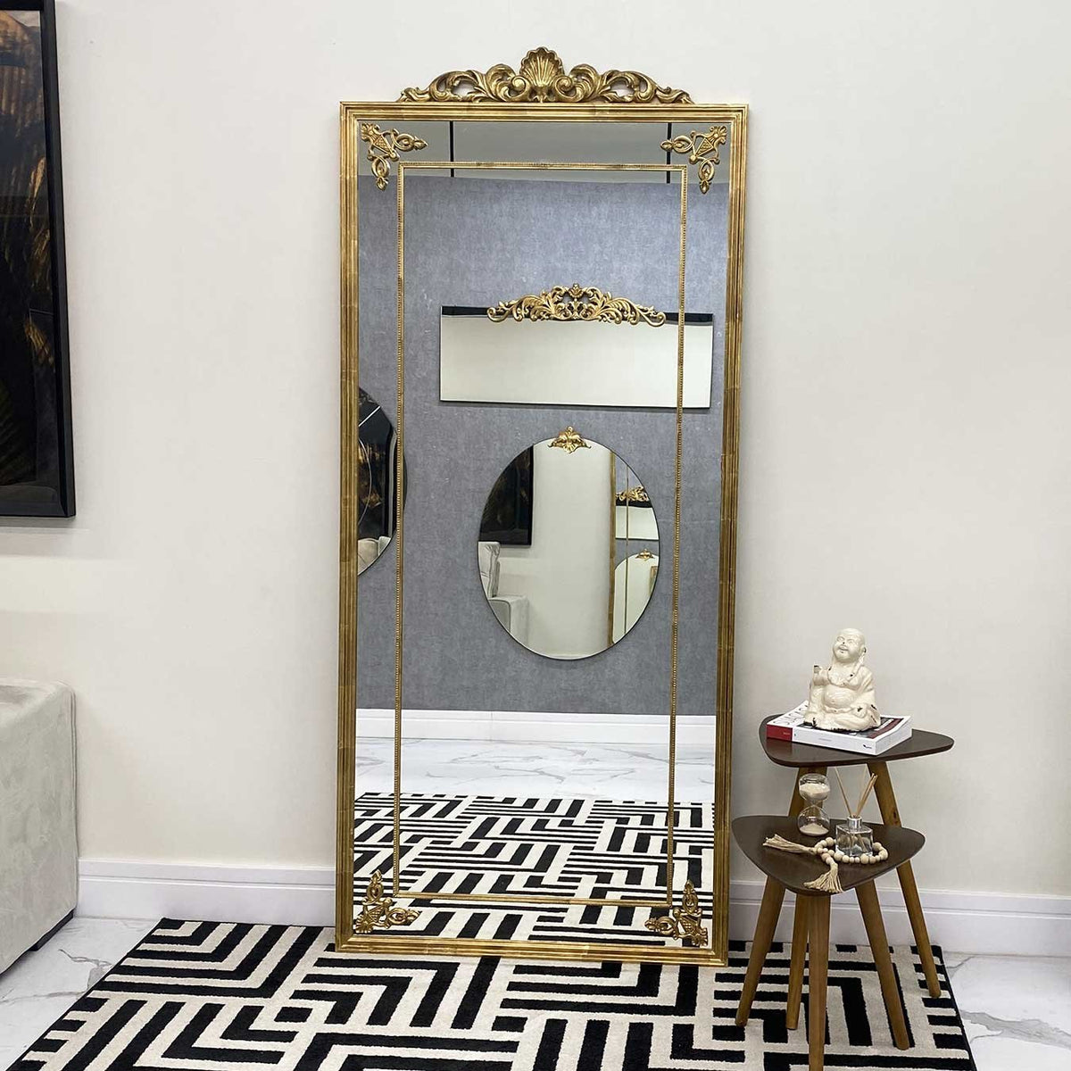 Espelho Clássico com Moldura Dourada e Detalhes Elegância Atemporal